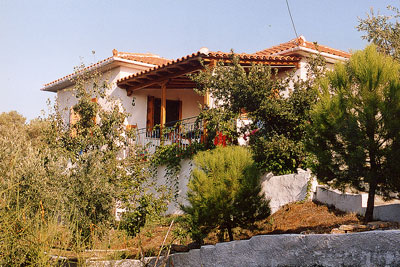 Alle Ferienhäuser verfügen über eine Terasse mit Blick in den Garten.